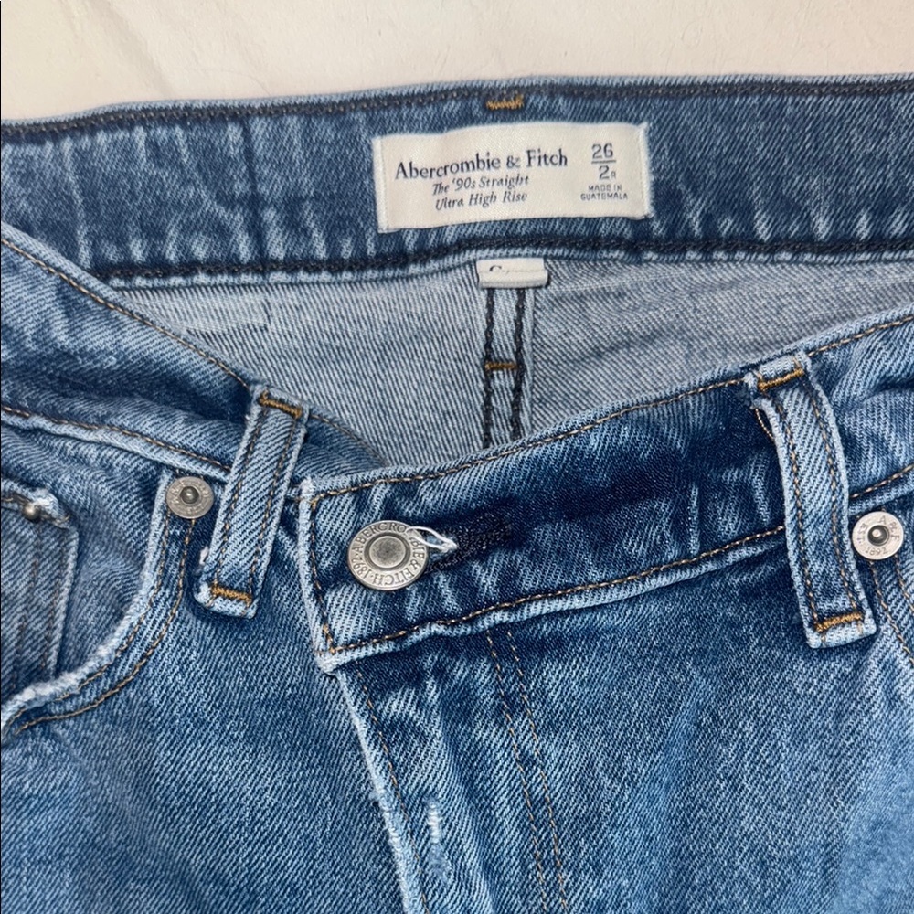 Abercrombie & Fitch Curve Love 90s High Rise with Asymmetrical Waist - Picture 3 of 3